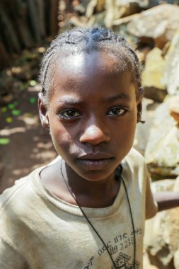 Konso, Etiyopya - 30 Kasım 2020: Geleneksel Konso Kabile Köyünde Genç ve Tatlı Afrikalı Çocuklar