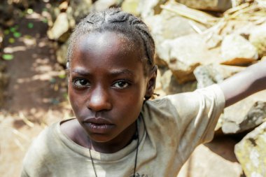 Konso, Etiyopya - 30 Kasım 2020: Geleneksel Konso Kabile Köyünde Genç ve Tatlı Afrikalı Çocuklar