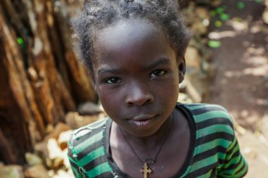 Konso, Etiyopya - 30 Kasım 2020: Geleneksel Konso Kabile Köyünde Genç ve Tatlı Afrikalı Çocuklar