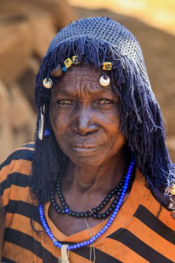 Konso, Etiyopya - 30 Kasım 2020: Yerel Kabile Köyü 'ndeki evin yanında oturan Afrikalı Konso Kadın' ın portresi