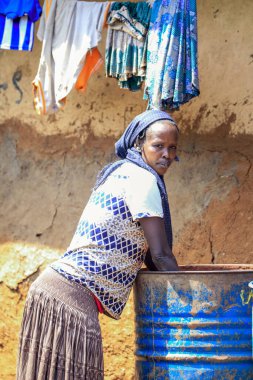 Konso, Etiyopya - 30 Kasım 2020: Afrikalı Konso Kadını Yerel Kabile Köyünde Sıkı Çalışıyor