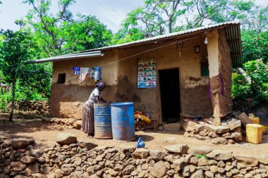 Konso, Etiyopya - 30 Kasım 2020: Afrikalı Konso Kadını Yerel Kabile Köyünde Sıkı Çalışıyor