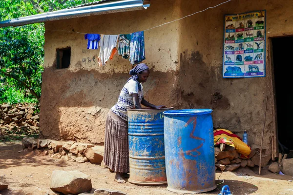 エチオピアのコンソ 2020年11月30日 アフリカのコンソ族の女性が地元の部族の村で懸命に働く — ストック写真