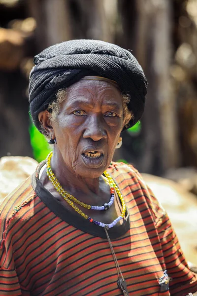 Konso Etiópia Novembro 2020 Retrato Perto Autêntica Mulher Idosa Africana — Fotografia de Stock