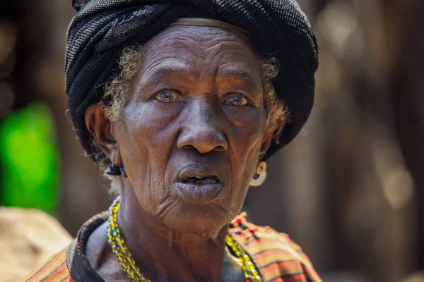 Konso Etiópia Novembro 2020 Retrato Perto Autêntica Mulher Idosa Africana — Fotografia de Stock