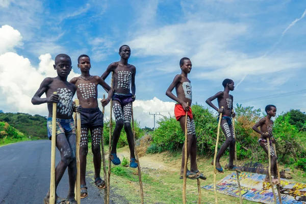 Omo Nehri Vadisi, Etiyopya - Kasım 2020: Benna Kabilesi 'nin Genç Çocukları Uzun Tahta Sopalar üzerinde Geleneksel Vücut Resimleri Yapıyor