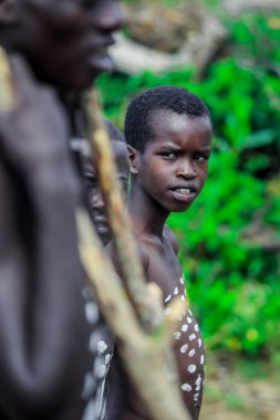 Omo Nehri Vadisi, Etiyopya - Kasım 2020: Benna Kabilesi 'nin Uzun Tahta Sopalar Üzerinde Geleneksel Vücut Boyalı Genç Oğlanları' nın portreleri