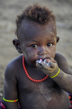 Omo Nehri Vadisi, Etiyopya - 30 Kasım 2020: Yerel Köyde Geleneksel Parlak Kolyeli Dassanech Kabilesi Çocukları 'nın portrelerini kapatın