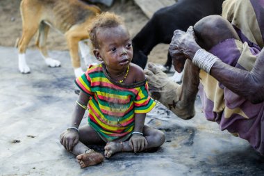 Omo Nehri Vadisi, Etiyopya - 30 Kasım 2020: Yerel Köyde Geleneksel Parlak Kolyeli Dassanech Kabilesi Çocukları 'nın portrelerini kapatın