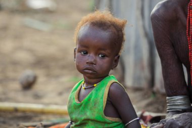 Omo Nehri Vadisi, Etiyopya - 30 Kasım 2020: Yerel Köyde Geleneksel Parlak Kolyeli Dassanech Kabilesi Çocukları 'nın portrelerini kapatın