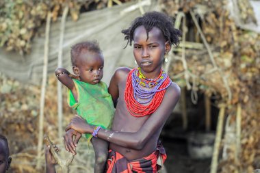 Omo Nehri Vadisi, Etiyopya - 30 Kasım 2020: Yerel Köyde Geleneksel Parlak Kolyeli Dassanech Kabilesi Çocukları 'nın portrelerini kapatın