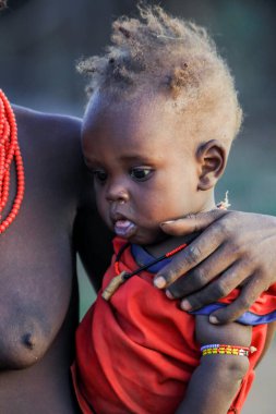 Omo Nehri Vadisi, Etiyopya - 30 Kasım 2020: Yerel Köyde Geleneksel Parlak Kolyeli Dassanech Kabilesi Çocukları 'nın portrelerini kapatın