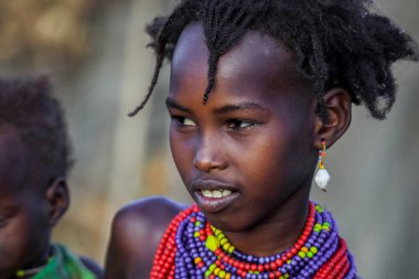 Omo Nehri Vadisi, Etiyopya - 30 Kasım 2020: Yerel Köyde Geleneksel Parlak Kolyeli Dassanech Kabilesi Çocukları 'nın portrelerini kapatın