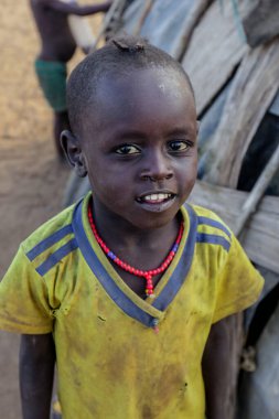 Omo Nehri Vadisi, Etiyopya - 30 Kasım 2020: Yerel Köyde Geleneksel Parlak Kolyeli Dassanech Kabilesi Çocukları 'nın portrelerini kapatın