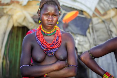 Omo Nehri Vadisi, Etiyopya - 30 Kasım 2020: Yerel Köyde Geleneksel Parlak Kolyeli Dassanech Kabilesi Kadını