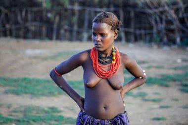 Omo Nehri Vadisi, Etiyopya - 30 Kasım 2020: Yerel Köyde Geleneksel Parlak Kolyeli Dassanech Kabilesi Kadını