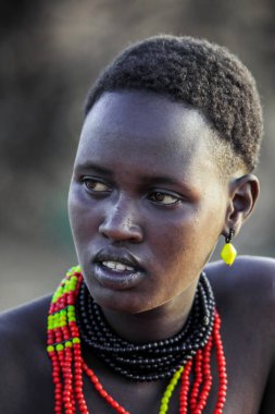 Omo Nehri Vadisi, Etiyopya - 30 Kasım 2020: Geleneksel Parlak Kolye ve Saç Tarzı Olan Dassanech Kabilesi Kadının Portresi