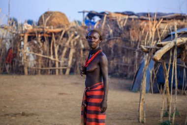 Omo Nehri Vadisi, Etiyopya - 30 Kasım 2020: Yerel Köyde Geleneksel Parlak Kolyeli Dassanech Kabilesi Kadını