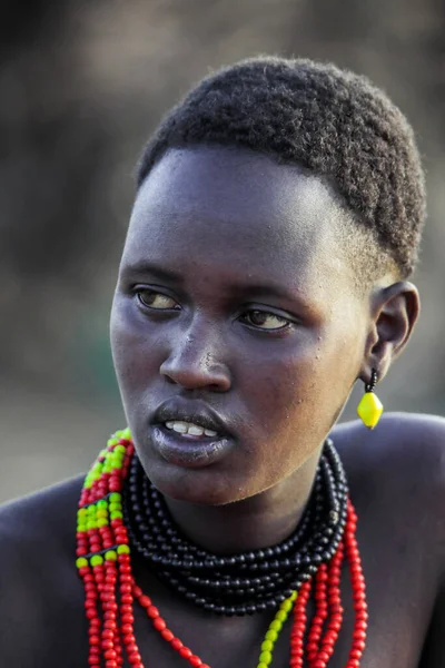 エチオピア オモ川渓谷 2020年11月30日 伝統的な明るいネックレスとヘアスタイルを持つダサンテック族の女性の肖像画を閉じる — ストック写真