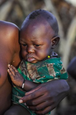 Omo Nehri Vadisi, Etiyopya - 30 Kasım 2020: Dassanech Kabilesi Geleneksel Parlak Kolyeli Kadın Yerel Köyde Küçük ve Sevimli Bebekle