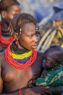 Omo Nehri Vadisi, Etiyopya - 30 Kasım 2020: Dassanech Kabilesi Geleneksel Parlak Kolyeli Kadın Yerel Köyde Küçük ve Sevimli Bebekle