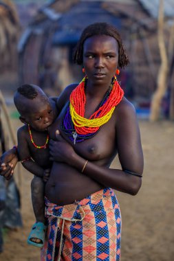 Omo Nehri Vadisi, Etiyopya - 30 Kasım 2020: Dassanech Kabilesi Geleneksel Parlak Kolyeli Kadın Yerel Köyde Küçük ve Sevimli Bebekle