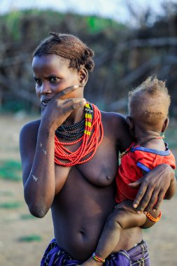Omo Nehri Vadisi, Etiyopya - 30 Kasım 2020: Dassanech Kabilesi Geleneksel Parlak Kolyeli Kadın Yerel Köyde Küçük ve Sevimli Bebekle