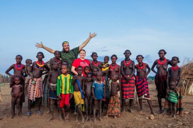 Omo Nehri Vadisi, Etiyopya - 30 Kasım 2020: Beyaz Turistler ve Dassanech Kabilesi Yerel Köydeki İnsanlar