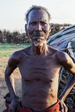 Omo Nehri Vadisi, Etiyopya - 30 Kasım 2020: Dassanech Kabilesi Yerel Köyde Geleneksel Parlak Kolye ve Beyaz Türbanlı Yaşlı Adam