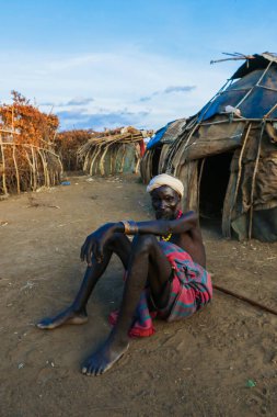 Omo Nehri Vadisi, Etiyopya - 30 Kasım 2020: Dassanech Kabilesi Yerel Köyde Geleneksel Parlak Kolye ve Beyaz Türbanlı Yaşlı Adam