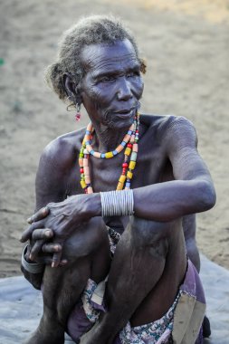 Omo Nehri Vadisi, Etiyopya - 30 Kasım 2020: Dassanech Kabilesi Yerel Köyde Geleneksel Parlak Kolyeli Yaşlı Kadın