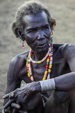 Omo Nehri Vadisi, Etiyopya - 30 Kasım 2020: Dassanech Kabilesi Yerel Köyde Geleneksel Parlak Kolyeli Yaşlı Kadın