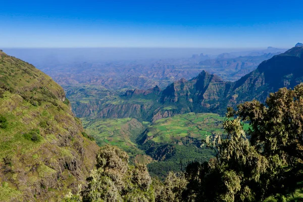 Panoramautsikt Över Simien Bergen Green Valley Blå Himmel Nära Gondar — Stockfoto