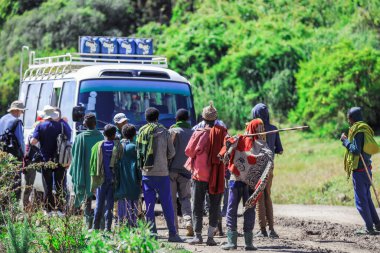 Gondar, Etiyopya - 01 Aralık 2020: Simien Dağlarındaki Geleneksel ve Parlak Afrika Hediyeleri Yerel Satıcıları