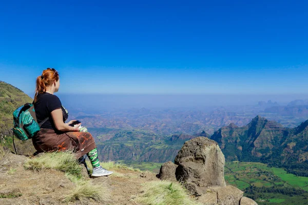 White Woman Turista Olhando Para Vale Verde Simien Montanhas Perto — Fotografia de Stock