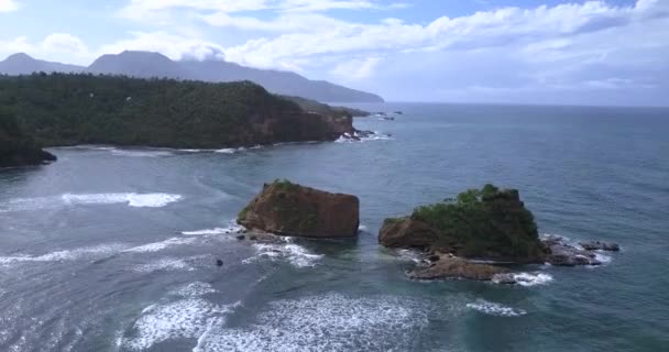 Flygfoto Över Klippiga Gröna Bergen Havsvattnet Calibishie Coastline Dominica Island — Stockvideo