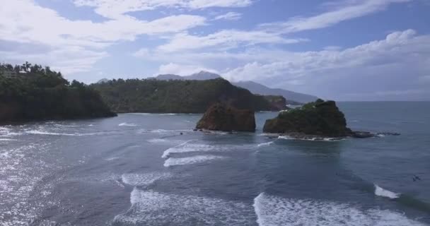 Vista Aérea Las Montañas Rocosas Verdes Océano Agua Costa Calibishie — Vídeo de stock