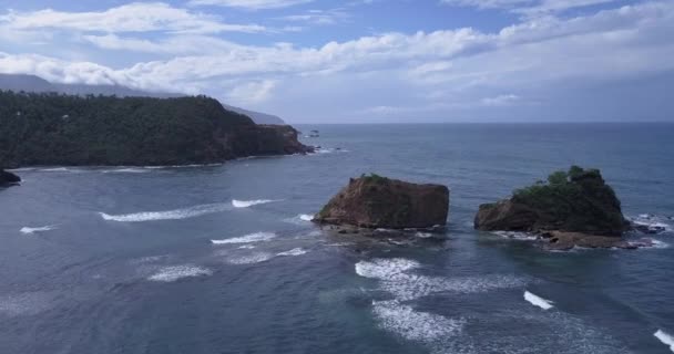 Vista Aérea Las Montañas Rocosas Verdes Océano Agua Costa Calibishie — Vídeos de Stock