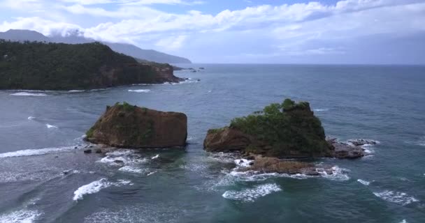 Veduta Aerea Delle Montagne Rocciose Verdi Nell Acqua Dell Oceano — Video Stock