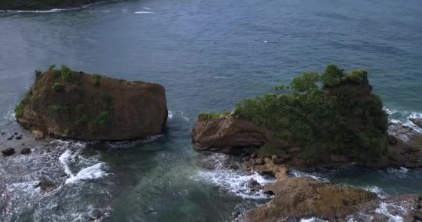 Вид Воздуха Скалистые Зеленые Горы Океанской Воде Побережье Калибси Остров — стоковое видео