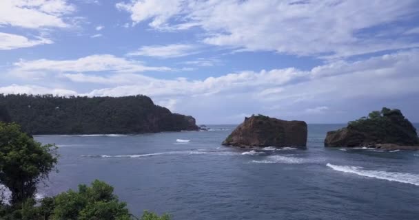 Vue Aérienne Sur Les Montagnes Rocheuses Vertes Dans Eau Océan — Video