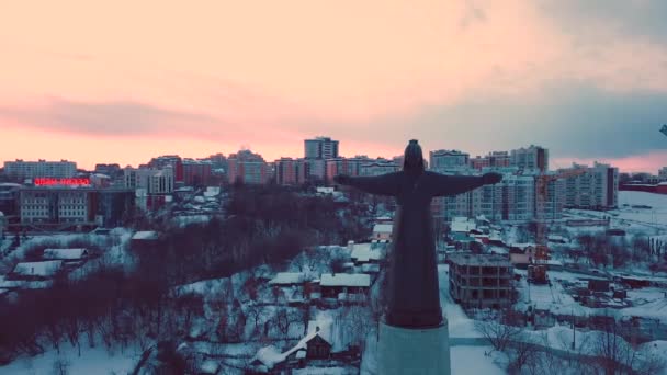 Aerial Footage Winter View Mother Patroness Monument Evening Background Snowy — Vídeo de stock