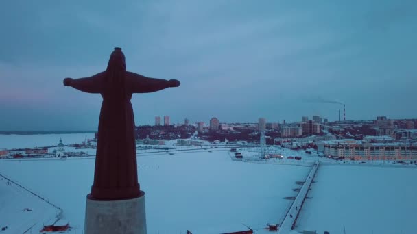 Aerial Footage Winter View Mother Patroness Monument Evening Background Snowy — Vídeo de stock
