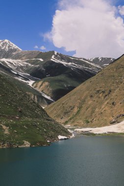 Pakistan 'ın Gilgit Baltistan bölgesindeki Dağ Gölü' nün muhteşem manzarası.