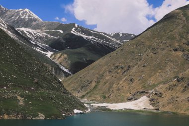 Pakistan 'ın Gilgit Baltistan bölgesindeki Dağ Gölü' nün muhteşem manzarası.