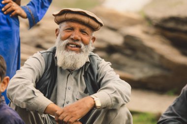Gilgit, Pakistan - 09 Haziran 2018: Geleneksel Pakol 'da Beyaz Sakallı Yaşlı Pakistanlı