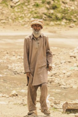 Gilgit, Pakistan - 09 Haziran 2018: Geleneksel Pakol 'da Beyaz Sakallı Yaşlı Pakistanlı