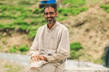 Gilgit, Pakistan - 09 Haziran 2018: Kırsal Yol 'da Gri Sakallı Yaşlı Pakistanlı