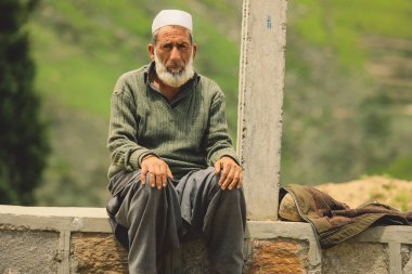 Gilgit, Pakistan - 09 Haziran 2018: Geleneksel Pakol 'da Beyaz Sakallı Yaşlı Pakistanlı