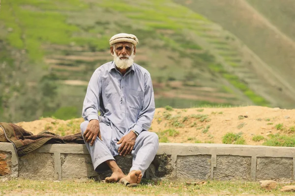 Gilgit, Pakistan - 09 Haziran 2018: Geleneksel Pakol 'da Beyaz Sakallı Yaşlı Pakistanlı